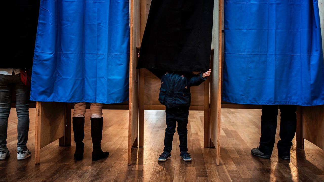 Personnes dans un bureau de vote à Lyon pour le premier tour de la présidentielle, le 23 avril 2017 (© JEFF PACHOUD/AFP via Getty Images) desktop wallpaper