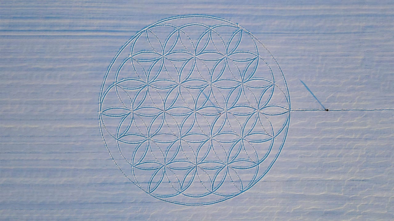 The 'Flower of Life' symbol drawn in the snow by artist Michael Uy, Jacobsdorf, Brandenburg, Germany (© Patrick Pleul/picture alliance via Getty Images) desktop wallpaper