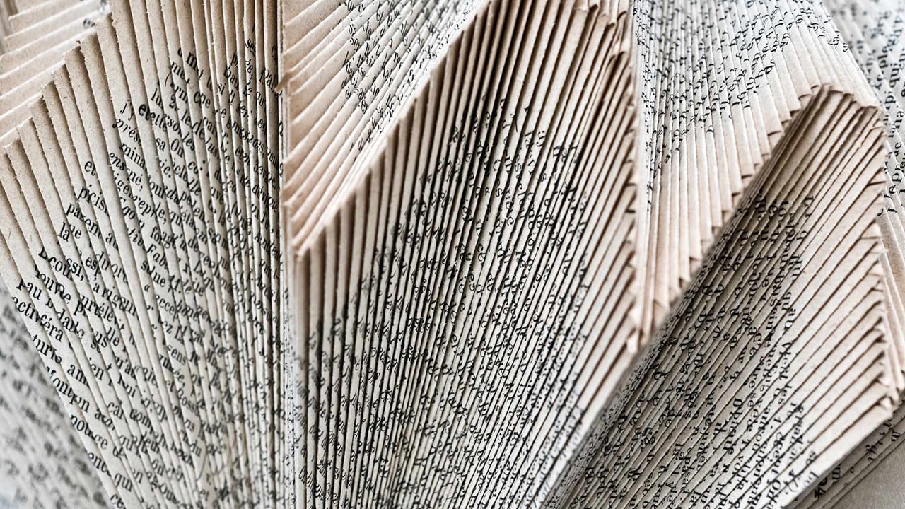 Structure décorative de pages de livres pliées, Angles-sur-l'Anglin, Vienne (© Ed Buziak/Alamy Banque d'Images) desktop wallpaper