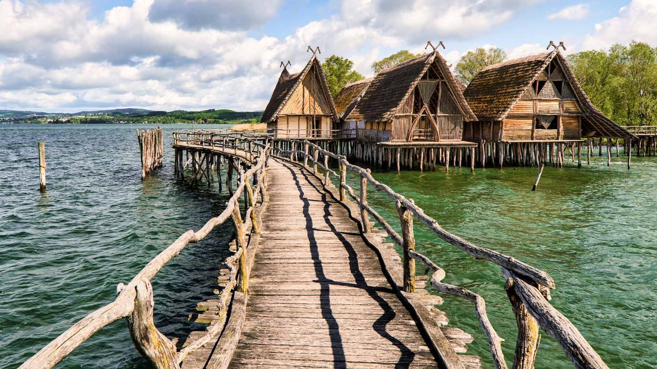 Fußgängerbrücke über den See zu den Stelzenhäusern, Unteruhldingen, Baden-Württemberg (© Harald Nachtmann/Getty Images) desktop wallpaper