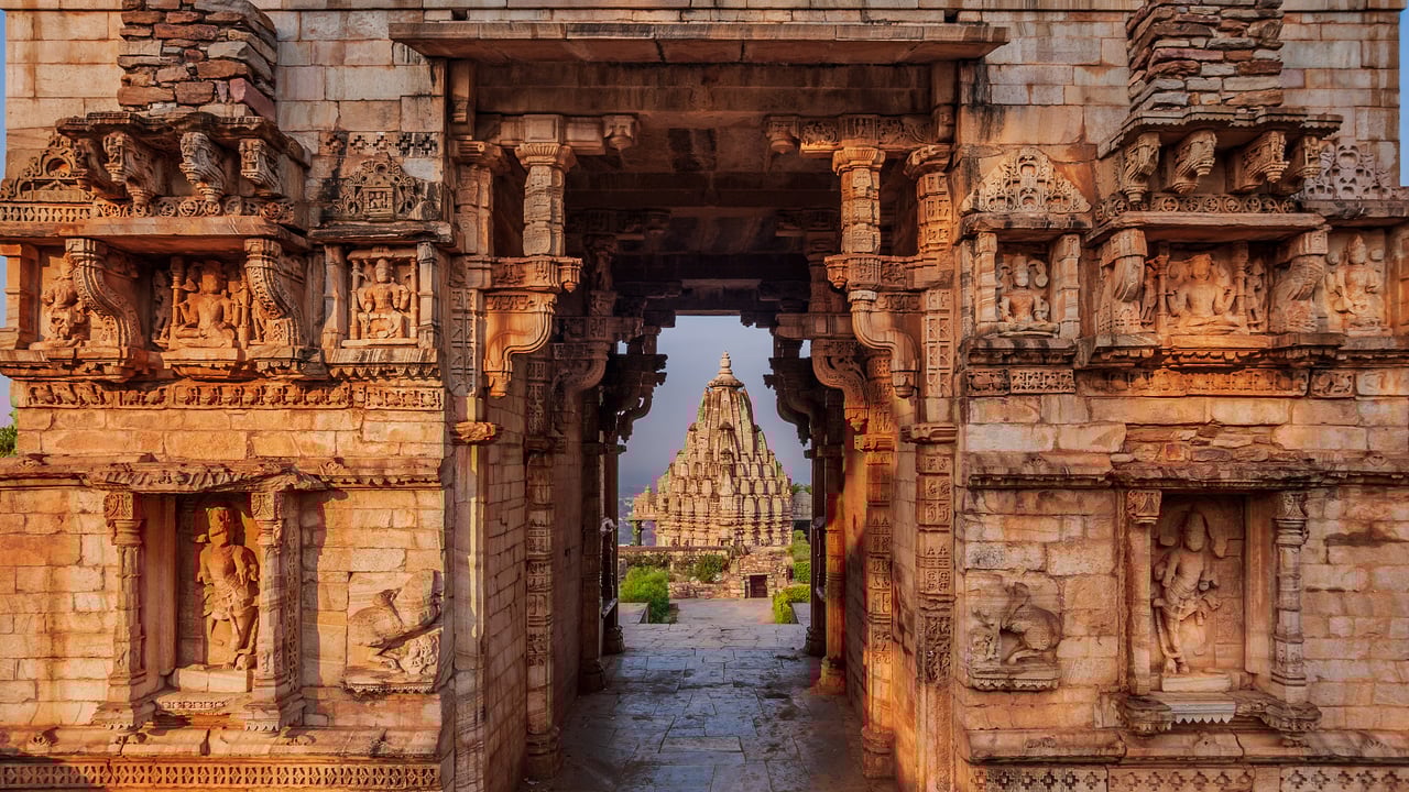 Chittorgarh Fort, Rajasthan, India (© chetansoni/Shutterstock) desktop wallpaper