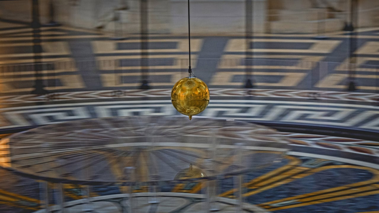 Foucault pendulum at the Panthéon in Paris, France (© Adolf/Adobe Stock) desktop wallpaper