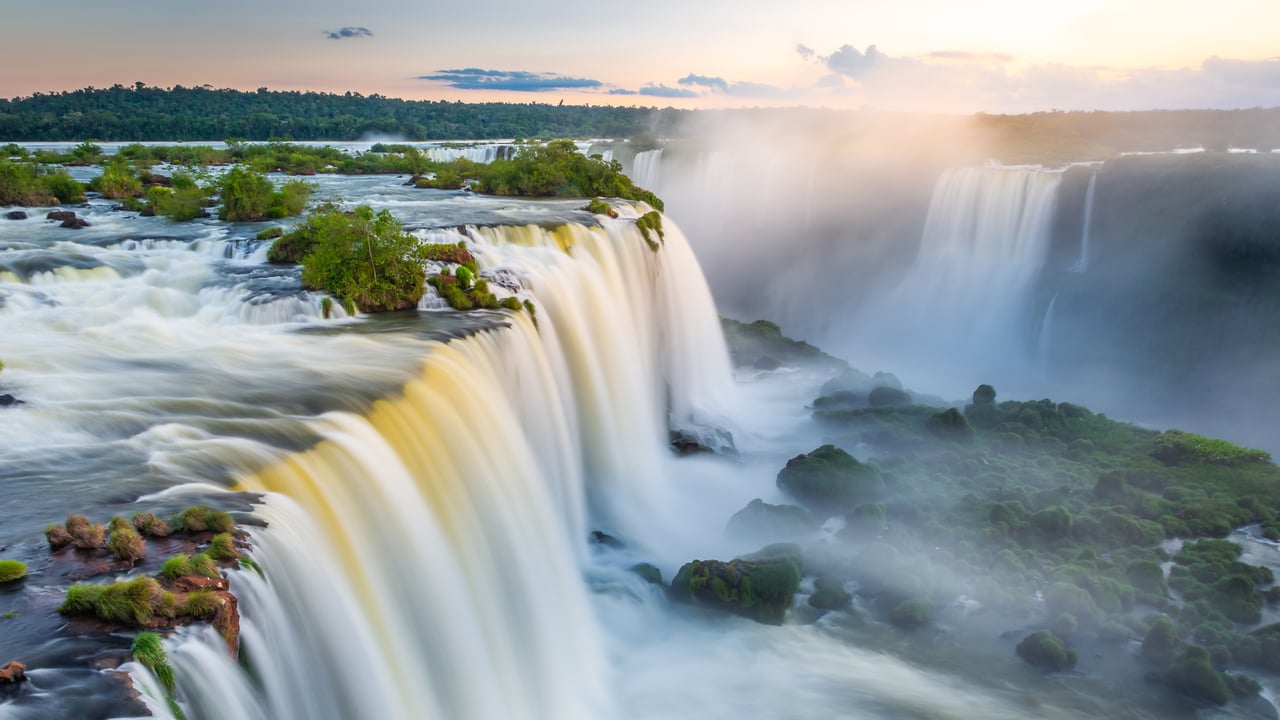 Iguazu Falls seen from Paraná, Brazil (© agustavop/Getty Images) desktop wallpaper