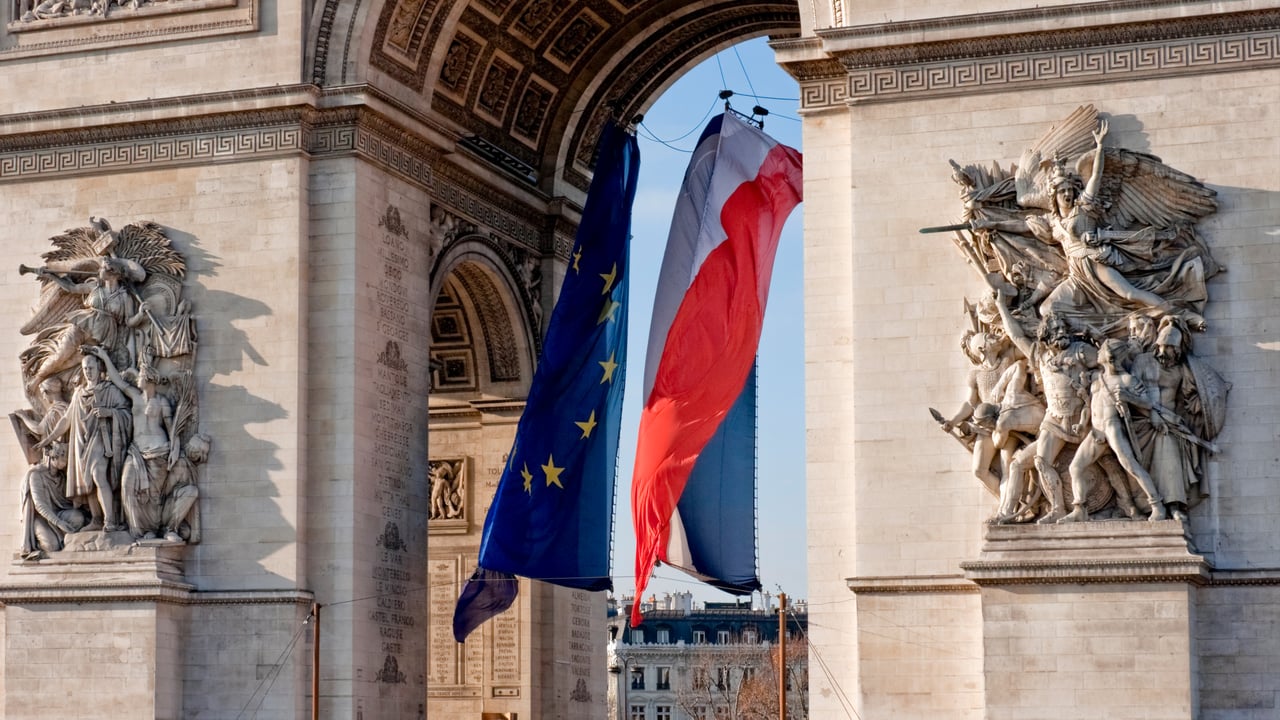 Drapeaux de la France et de l’Europe flottant sous l’Arc de Triomphe, Paris (© genekrebs/iStock/Getty Images Plus/Getty Images) desktop wallpaper
