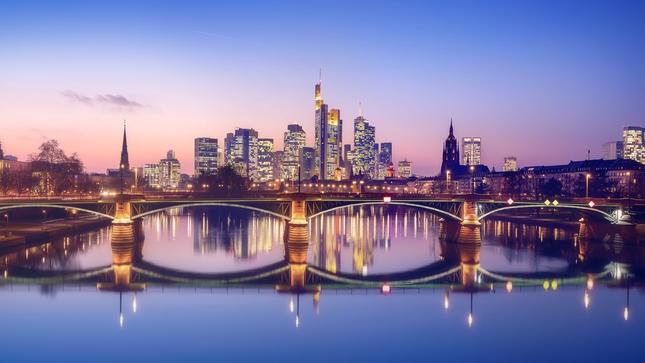 Frankfurter Skyline im violetten Licht und Alte Brücke, Frankfurt am Main, Hessen (© diegograndi/iStock/Getty Images Plus) desktop wallpaper