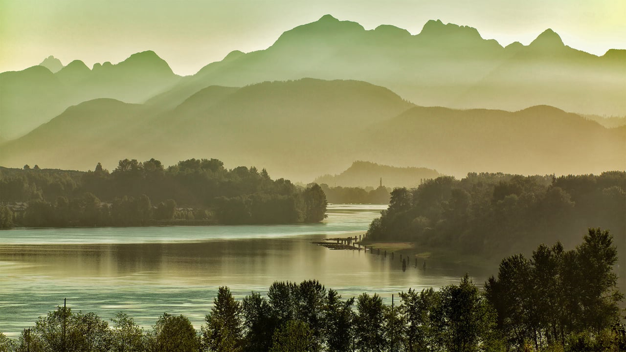 The Fraser River, east of Vancouver, British Columbia, Canada, with the Golden Ears mountains (© LeonU/Getty Images) desktop wallpaper