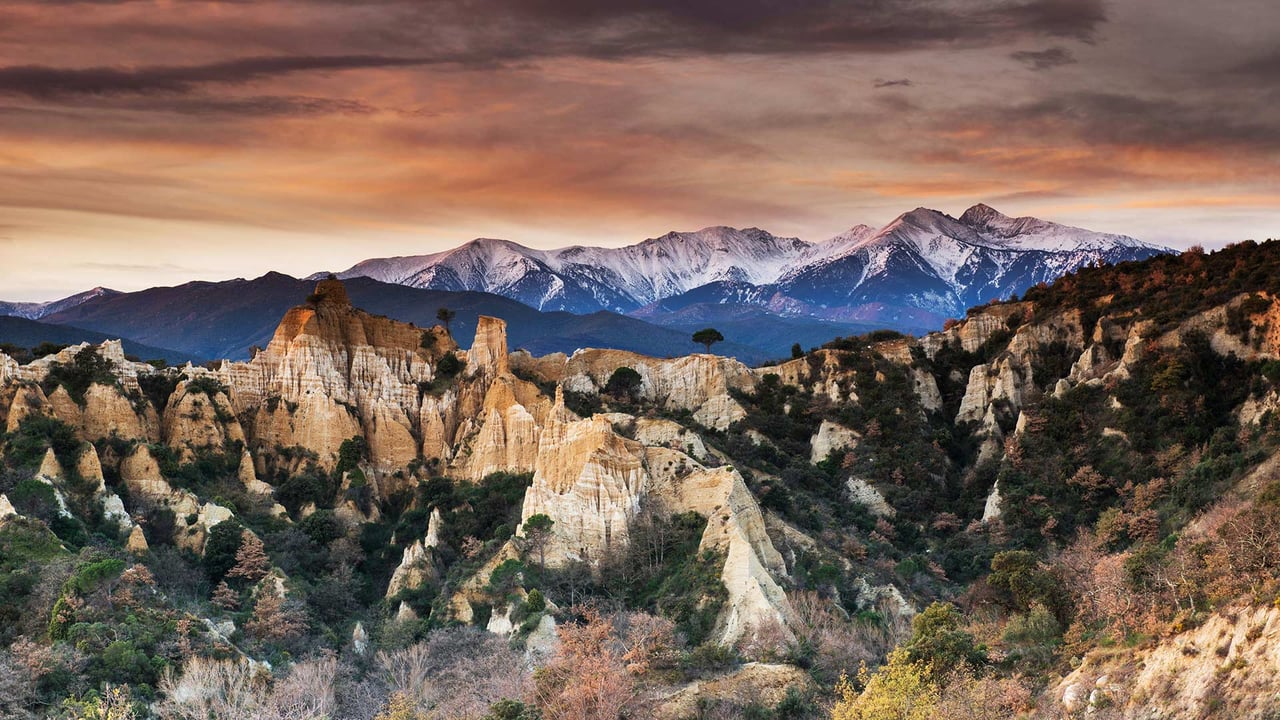 泰河畔伊尔的Les Orgues,法国北加泰罗尼亚 (© SFL Choice/Alamy) desktop wallpaper