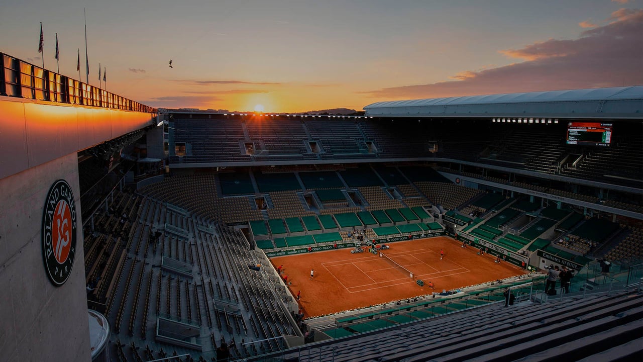 Coucher de soleil sur le court Philippe Chatrier, Roland-Garros, Paris (© Juergen Hasenkopf/Alamy Stock Photo) desktop wallpaper