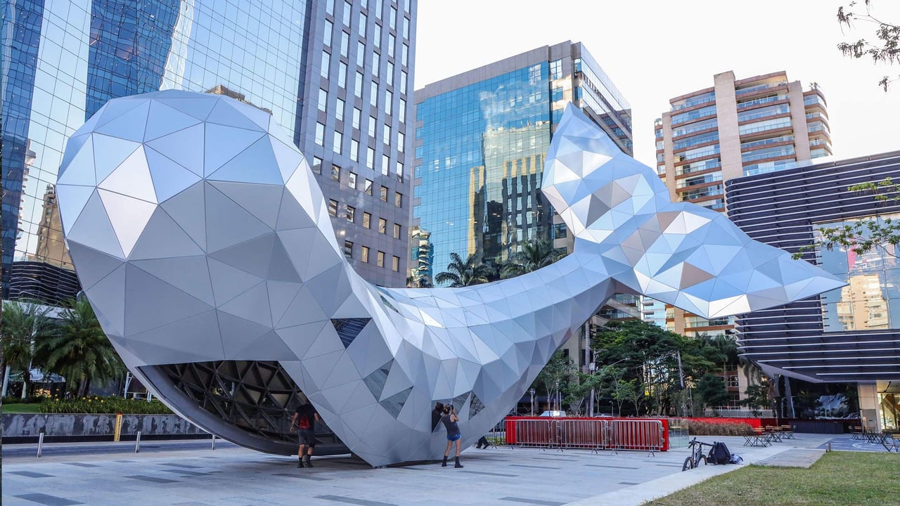 Baleia metálica, Avenida Faria Lima, São Paulo, Brasil (© Brazil Photo Press/Alamy) desktop wallpaper