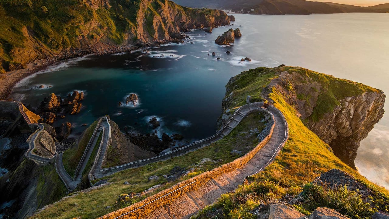 Path to San Juan de Gaztelugatxe, Basque Country, Spain, for the 'Game of Thrones' premiere (© Anton Petrus/Moment/Getty Images) desktop wallpaper