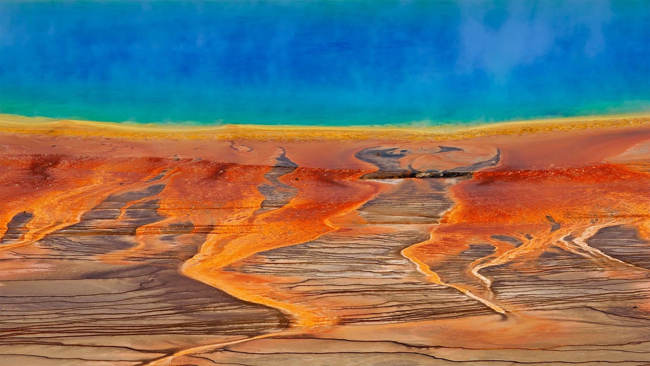 The Grand Prismatic Spring in Yellowstone National Park, Wyoming (© Martin Rügner/DEEPOL by plainpicture) desktop wallpaper