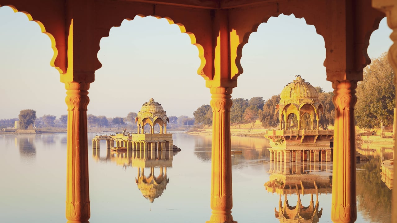 Gadisar Lake, Jaisalmer, Rajasthan (© EoNaYa/Getty Images) desktop wallpaper