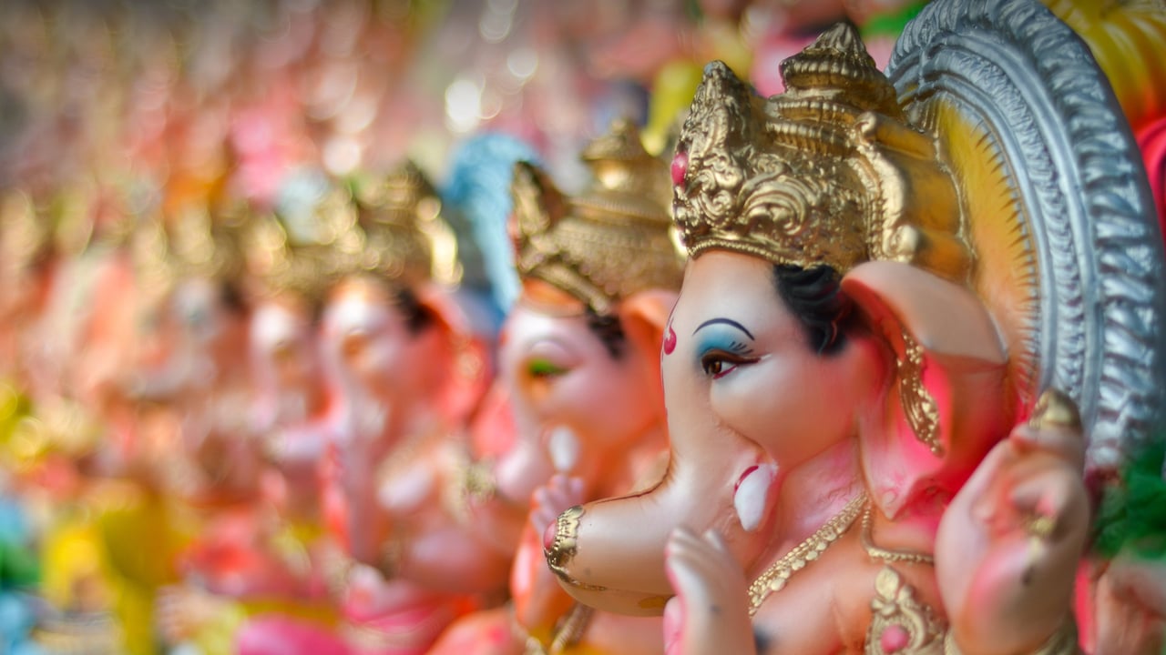 Idols of Lord Ganesha for sale in Gulbai tekra, Ahmedabad (© Priti Bhatt/Getty Images) desktop wallpaper