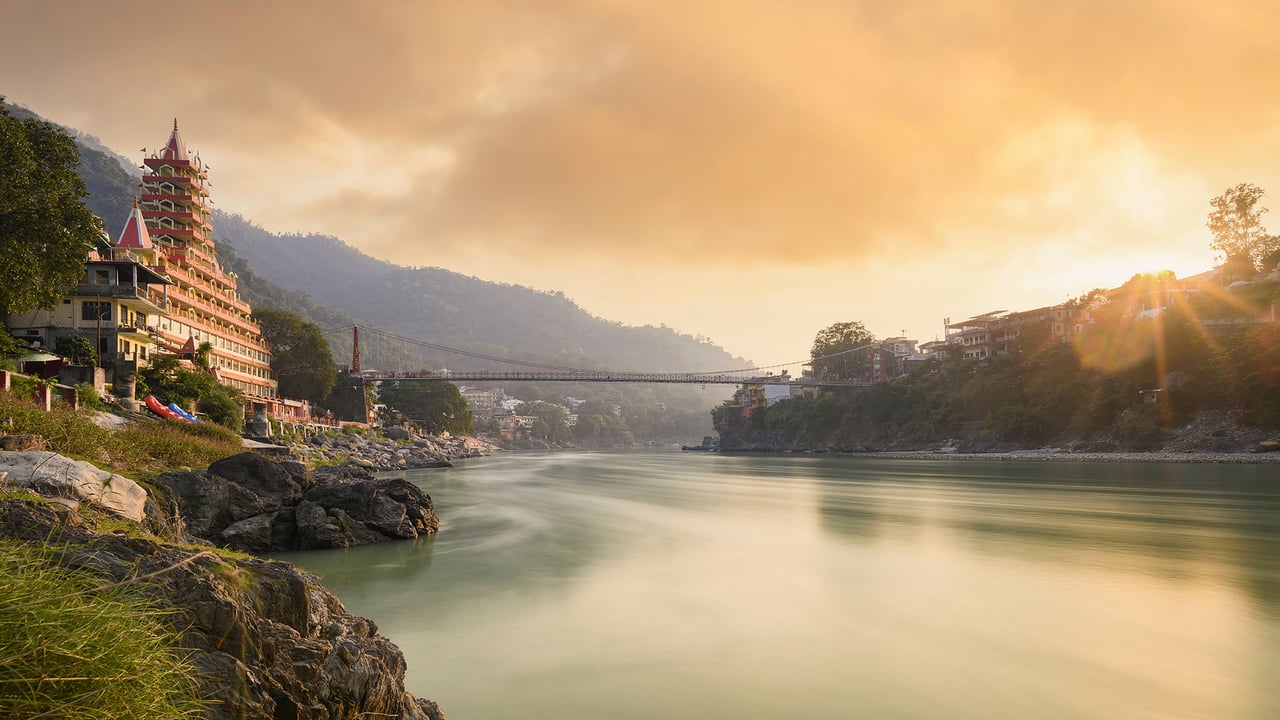 Ganga river, Lakshman Jhula, and Tera Manzil Temple in Rishikesh, India (© Travelwild/Shutterstock) desktop wallpaper