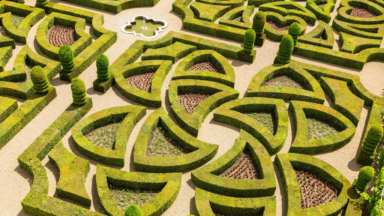 Formal garden at Château de Villandry, Loire Valley, France (© Mint Images/Getty Images) desktop wallpaper