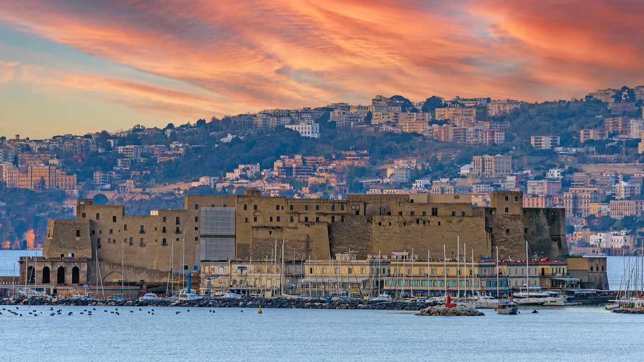 Castel dell’Ovo, Baia di Napoli, Napoli, Campania (© florin1961/iStock) desktop wallpaper