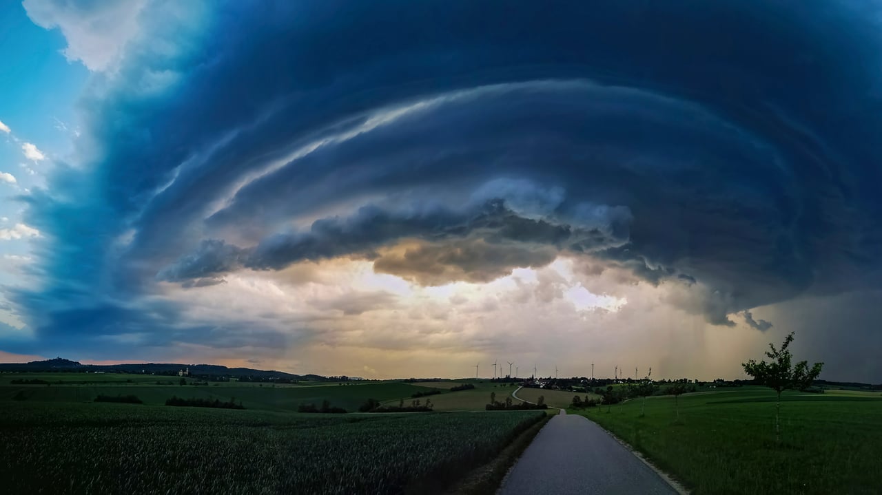 Gewitterzelle über einer Ortschaft in Baden-Württemberg (© Martin Grimm/Minden) desktop wallpaper