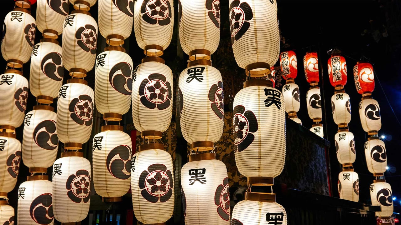 提灯で飾られた山鉾, 京都府 京都市 (© Cameron Hilker/Alamy Stock Photo) desktop wallpaper