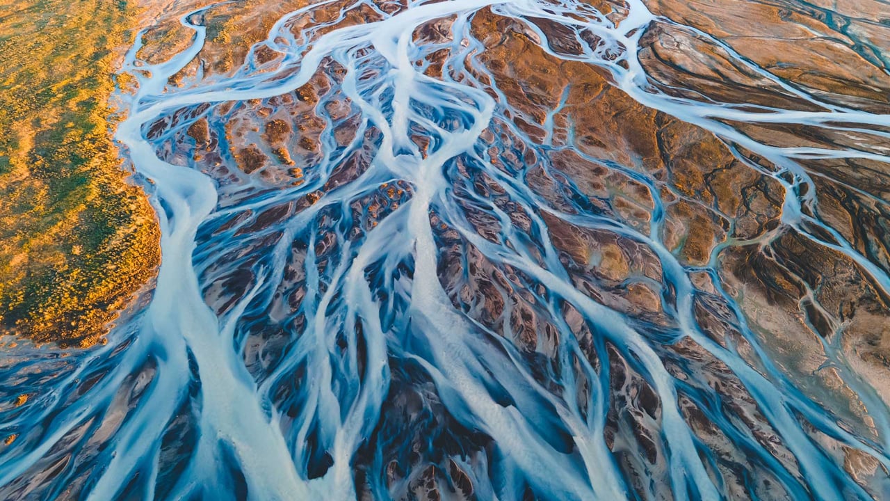 氷河河川システムの航空写真, アイスランド (© rybarmarekk/Shutterstock) desktop wallpaper