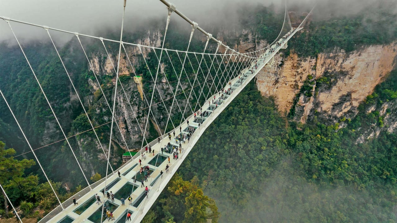 Glass bridge of Zhangjiajie, Hunan, China (© MediaProduction/Getty Images) desktop wallpaper