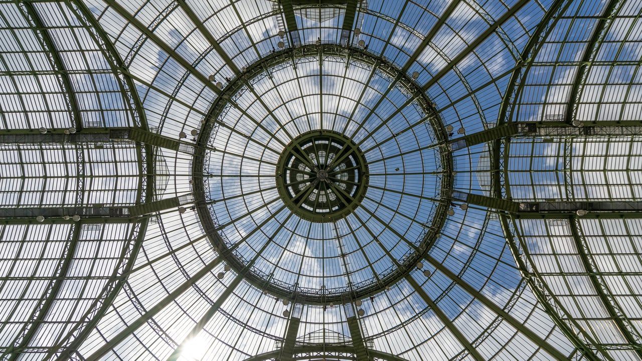 Plafond voûté du Grand Palais en verre et en acier, Paris (© Roberto Destarac Photo/Shutterstock) desktop wallpaper