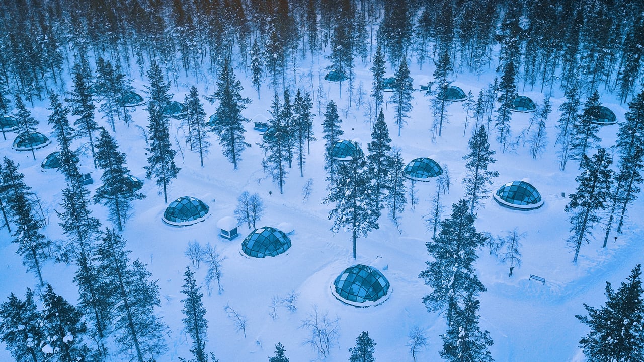 Glass igloos at the Kakslauttanen Arctic Resort in Saariselkä, Finland (© Lingxiao Xie/Getty Images) desktop wallpaper