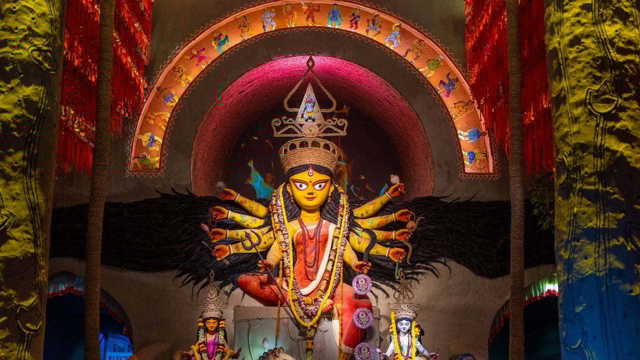 Goddess Durga idol at a puja pandal in Kolkata, West Bengal (© Arnav Pratap Singh/Getty Images) desktop wallpaper