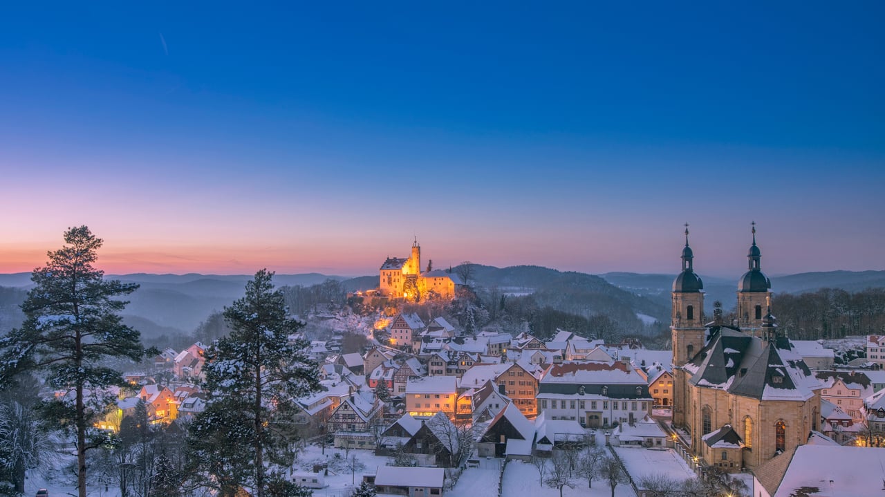Blick auf die Gemeinde Gößweinstein mit der Burg Gößweinstein im Hintergrund, Fränkische Schweiz, Bayern (© Juergen Sack/Getty Images) desktop wallpaper