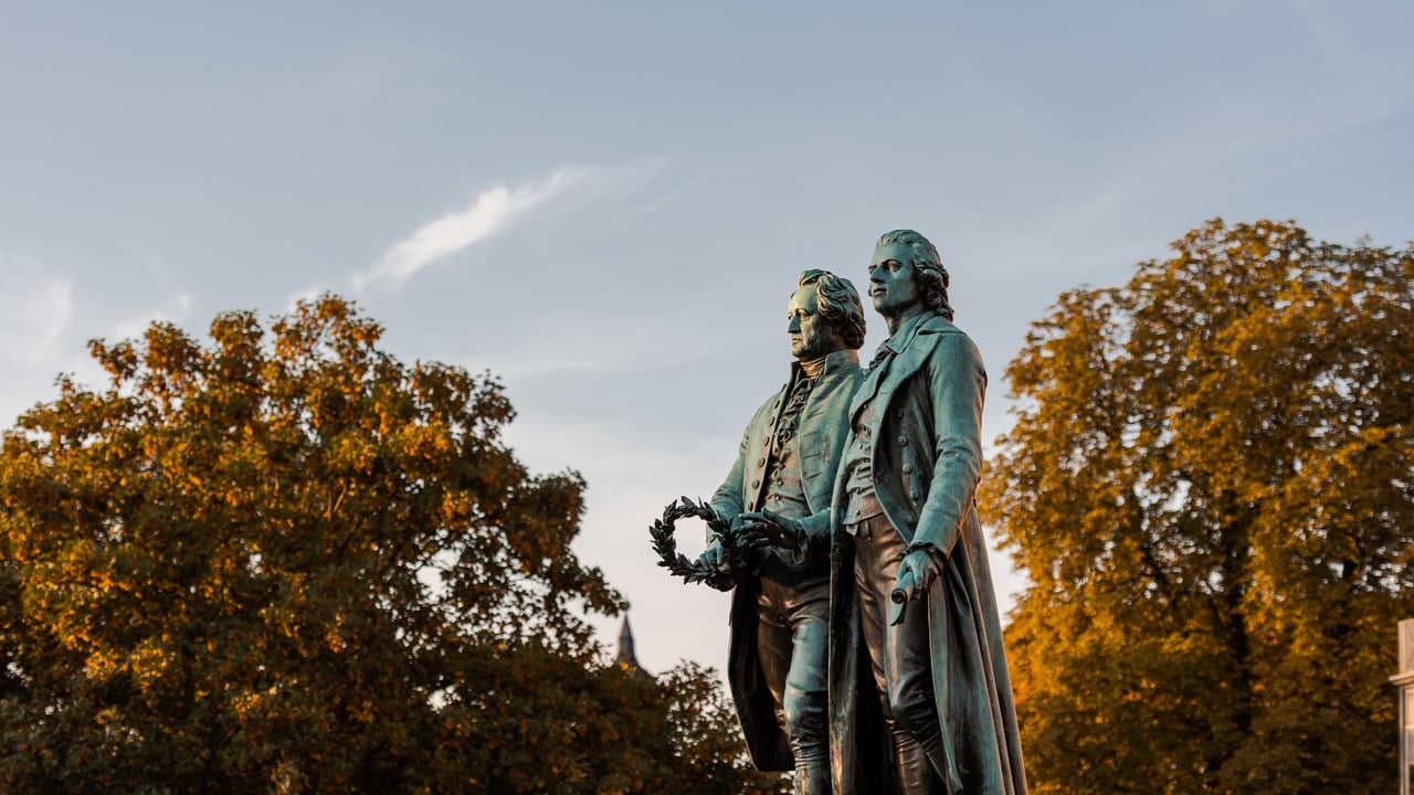 Goethe-Schiller-Denkmal in Weimar, Thüringen (© Robert Ruidl/iStock/Getty Images) desktop wallpaper