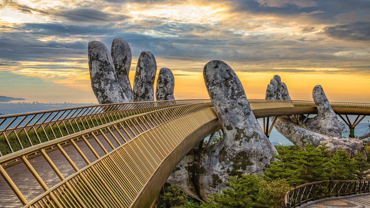 Golden Bridge, Bà Nà Hills, Da Nang, Vietnam (© Hien Phung Thu/Shutterstock) desktop wallpaper