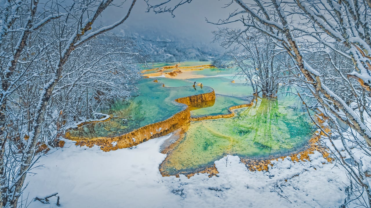 Huanglong Scenic and Historic Interest Area in Sichuan province, China (© primeimages/Getty Images) desktop wallpaper