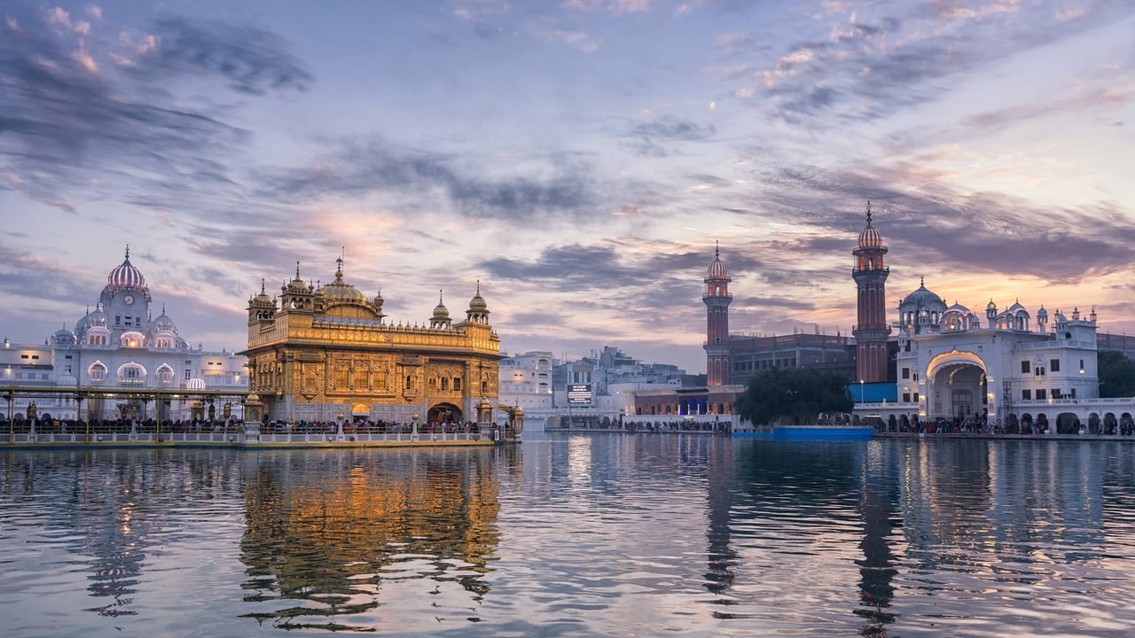 Golden Temple at dusk, Amritsar (© Vincent Boisvert, all right reserved/Getty Images) desktop wallpaper