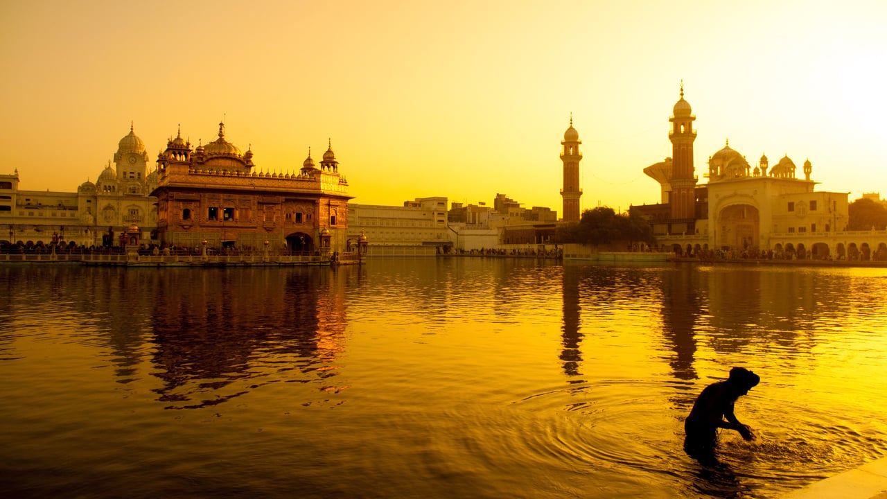Sunset at Golden Temple in Amritsar, India (© szefei/shutterstock) desktop wallpaper