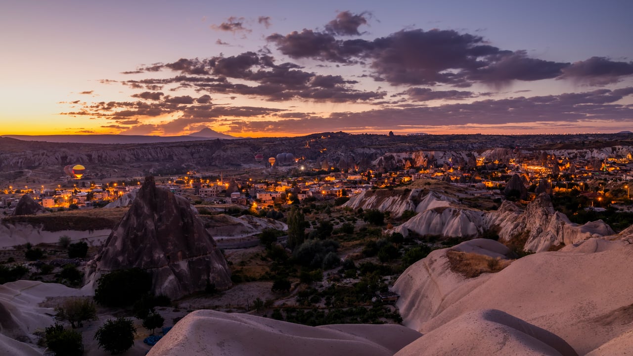 Hot air balloons over Göreme Historical National Park in Cappadocia, Türkiye (© Anton Petrus/Getty Images) desktop wallpaper