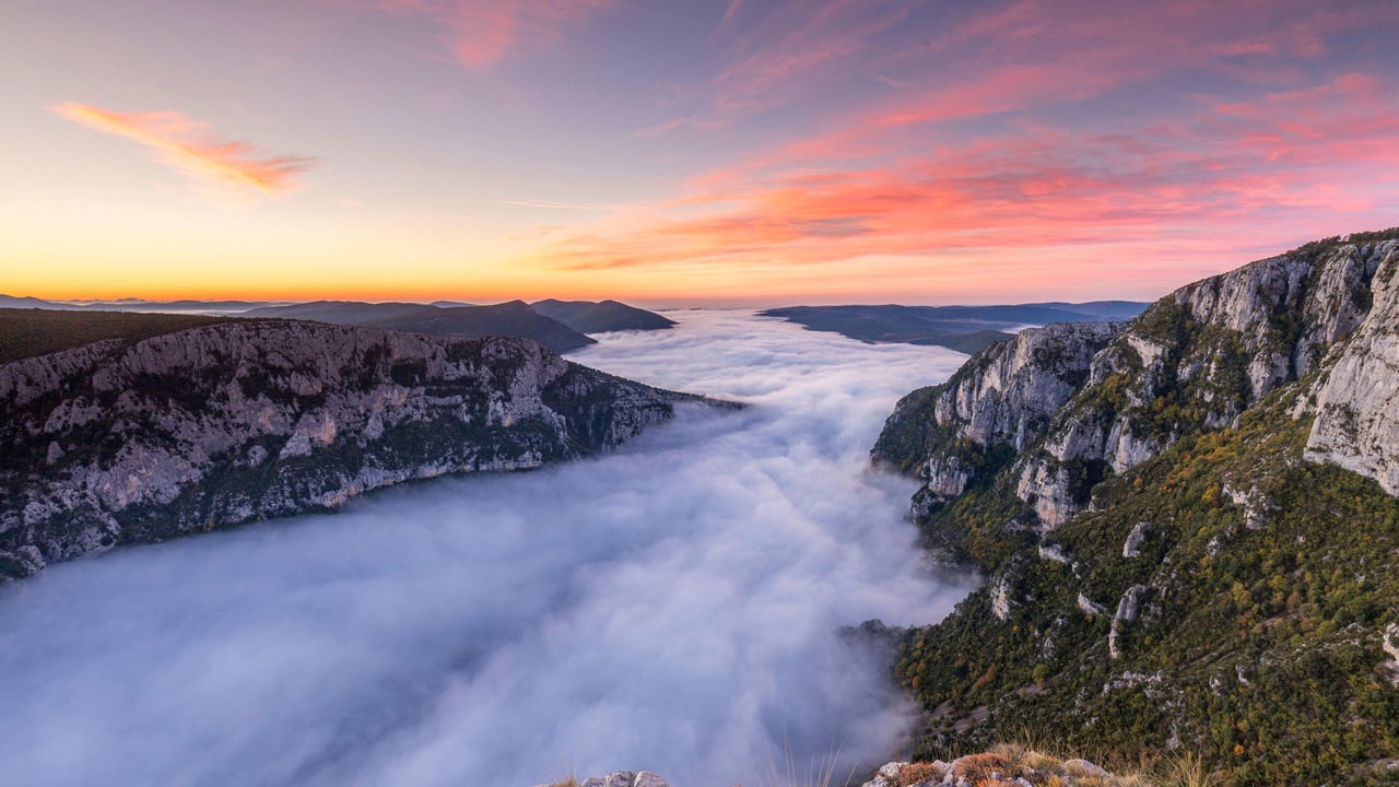 A foggy morning at Verdon Gorge in the Alpes-de-Haute-Provence of France (© Hemis/Alamy) desktop wallpaper