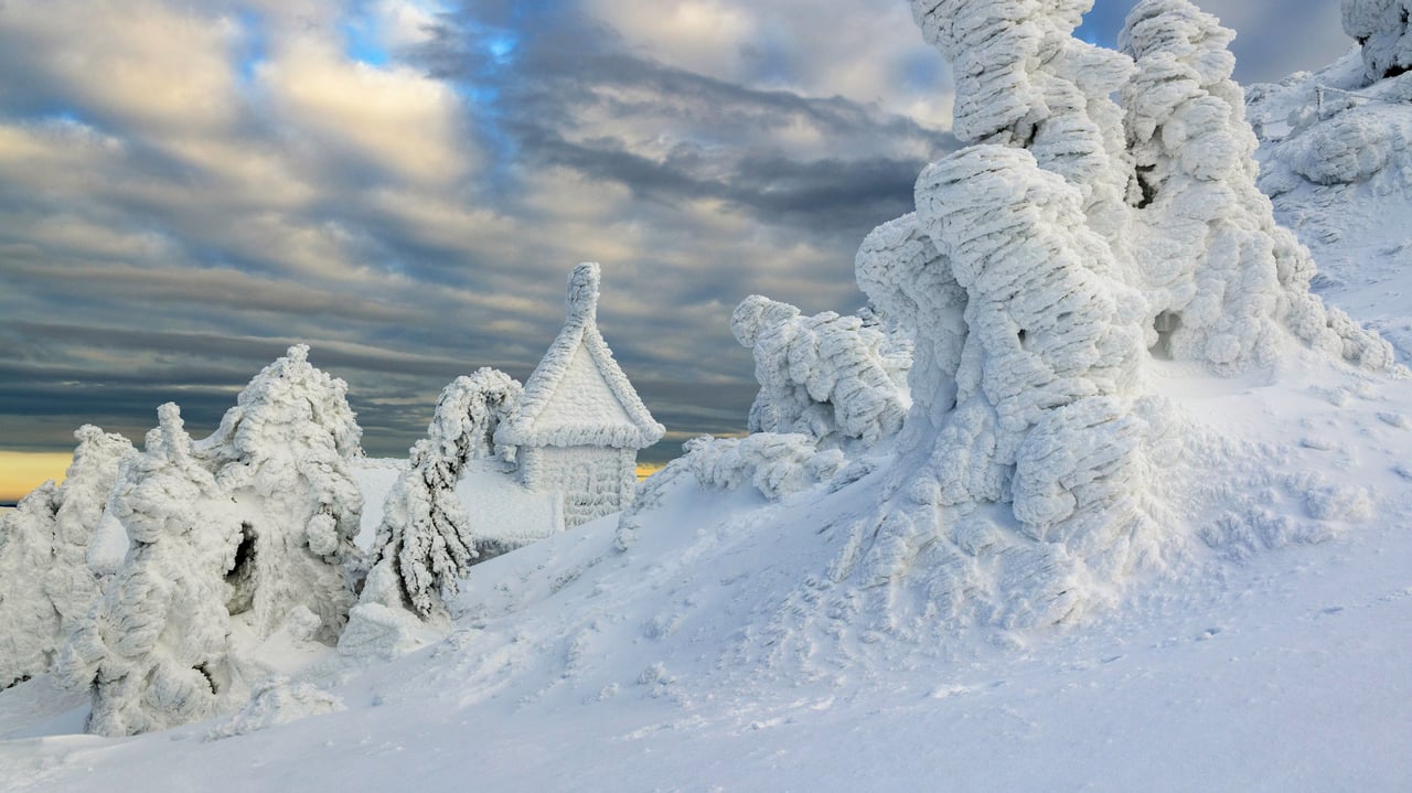 Eingeschneite Arberkapelle am Großen Arber, Niederbayern, Bayern (© Cornelia Dörr/Huber/eStock Photo) desktop wallpaper