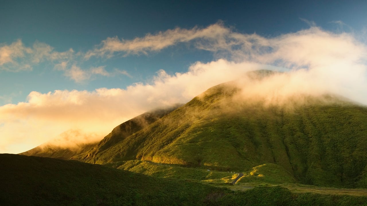 Antilles françaises, Guadeloupe, brume sur le volcan de la Soufrière (© Walter Bibikow/Getty Images) desktop wallpaper