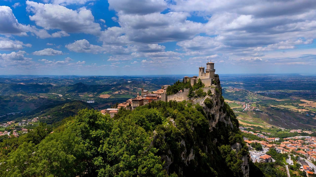 Guaita Tower in San Marino (© Piercarlo Abate/Shutterstock) desktop wallpaper