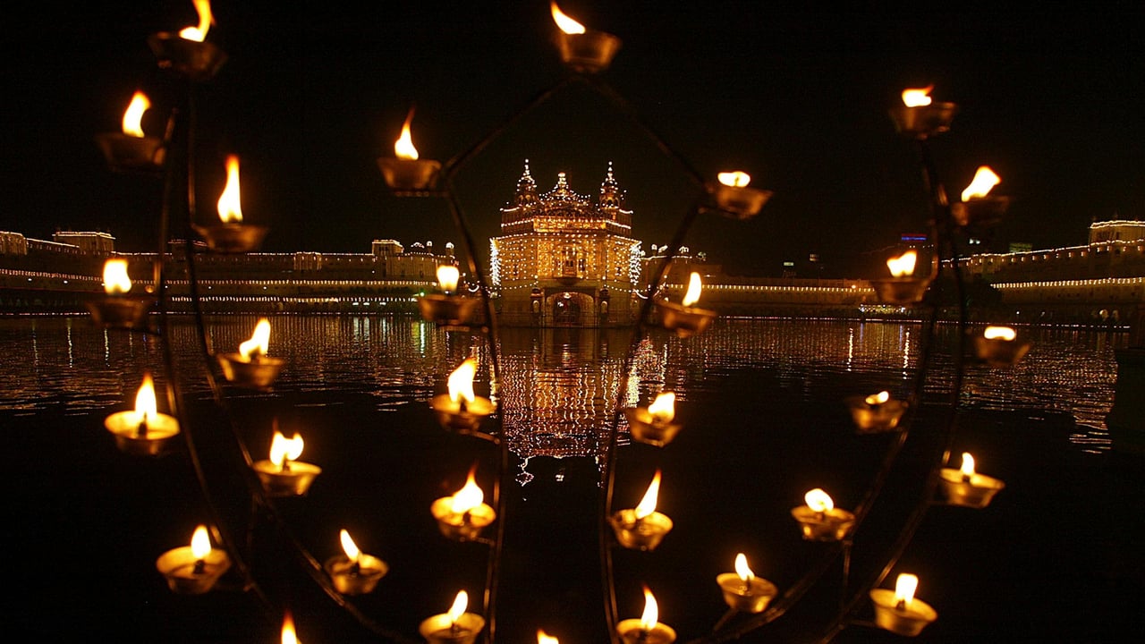 Oil lamps on the birth anniversary of Sikh founder Guru Nanak Dev (© REUTERS/Munish Sharma) desktop wallpaper