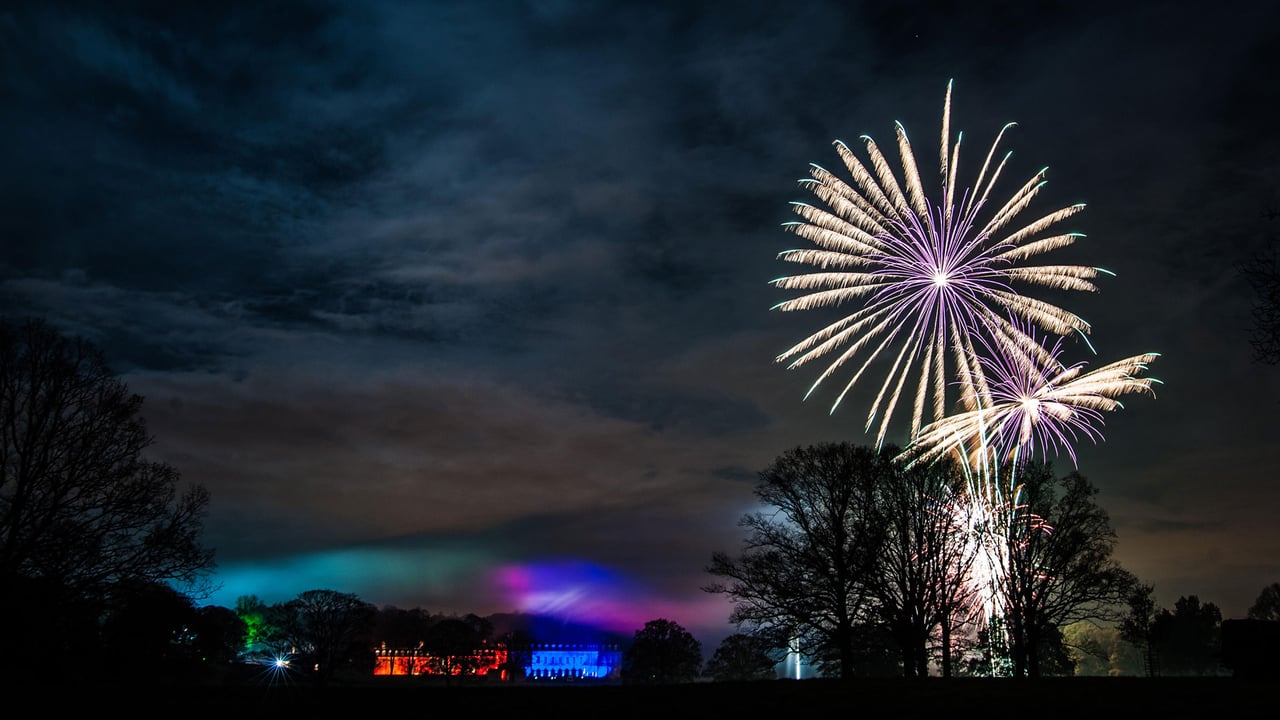 Firework display at Boughton House, Kettering (© Ben Browning/Alamy Stock Photo) desktop wallpaper