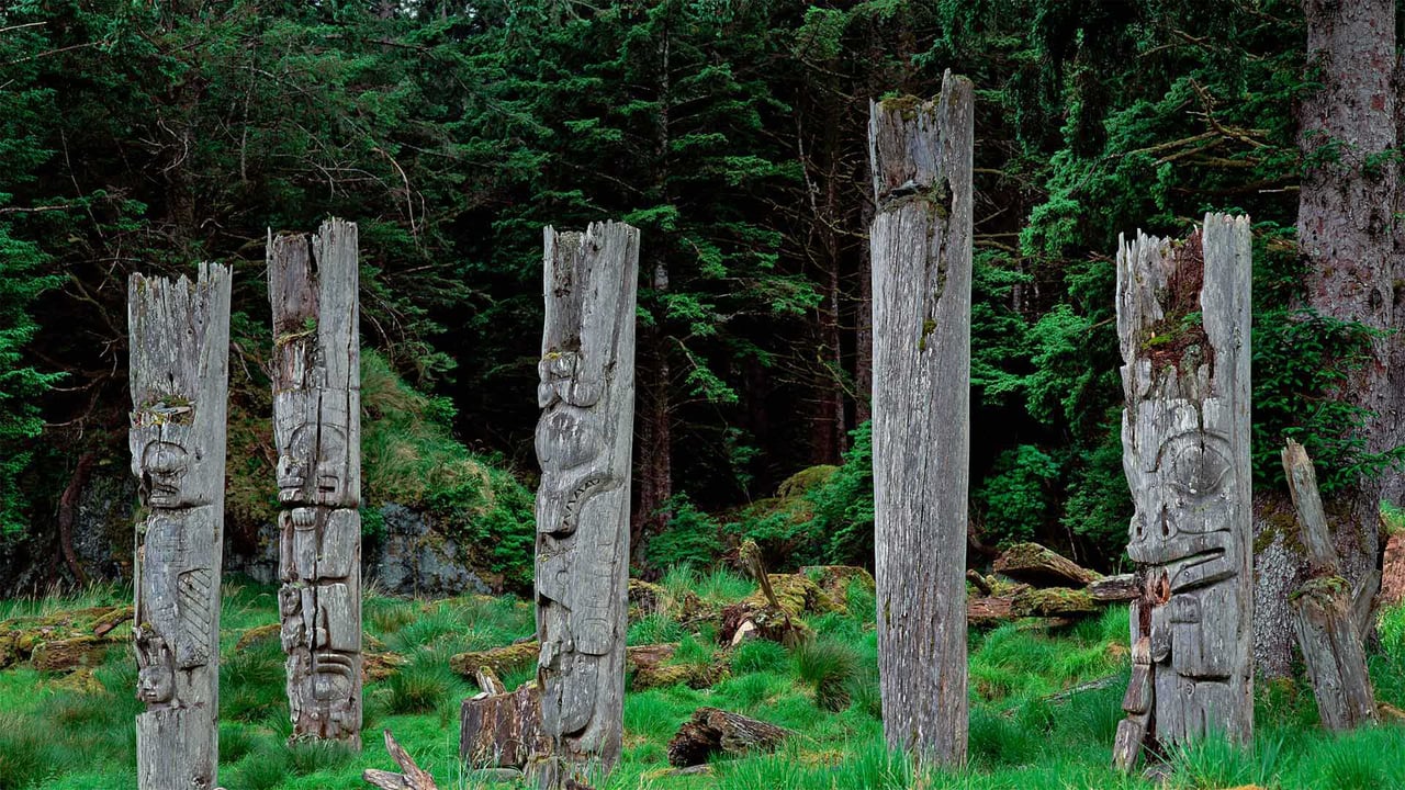 Haida totem poles on Haida Gwaii in British Columbia, Canada (© Michio Hoshino/Minden Pictures) desktop wallpaper