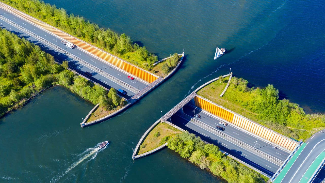 Veluwemeer Aqueduct, Netherlands (© Frolova_Elena/Getty Images) desktop wallpaper