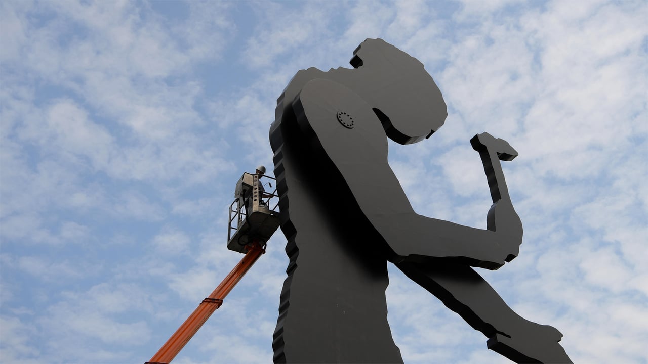 A worker painting the Hammering Man, a sculpture by Jonathan Borofsky, in Frankfurt, Germany (© Arne Dedert/Alamy) desktop wallpaper