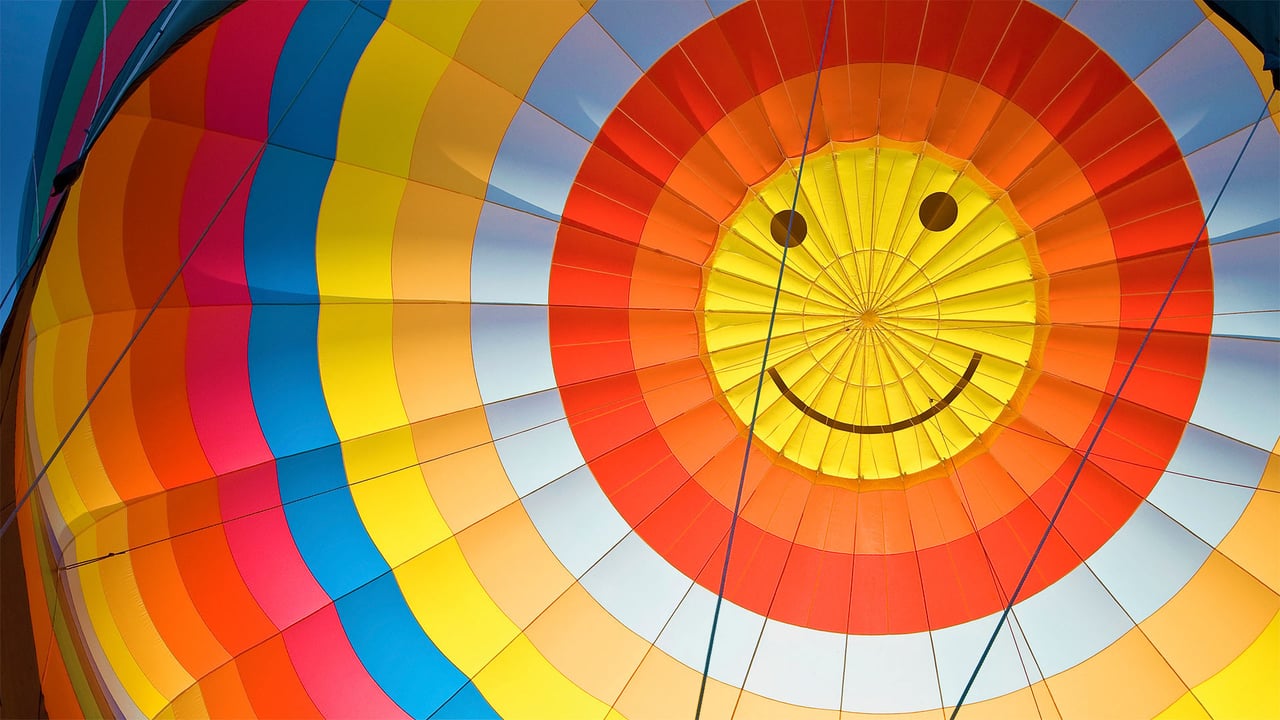 Happy hot air balloon (© Leonsbox/Getty Images Plus) desktop wallpaper
