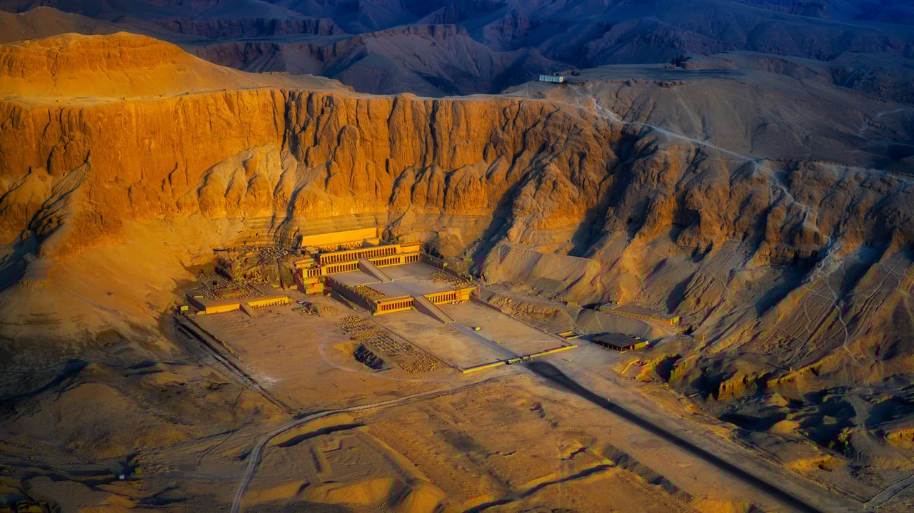 Aerial view of the Temple of Hatshepsut near Luxor, Egypt (© Ratnakorn Piyasirisorost/Moment/Getty Images) desktop wallpaper