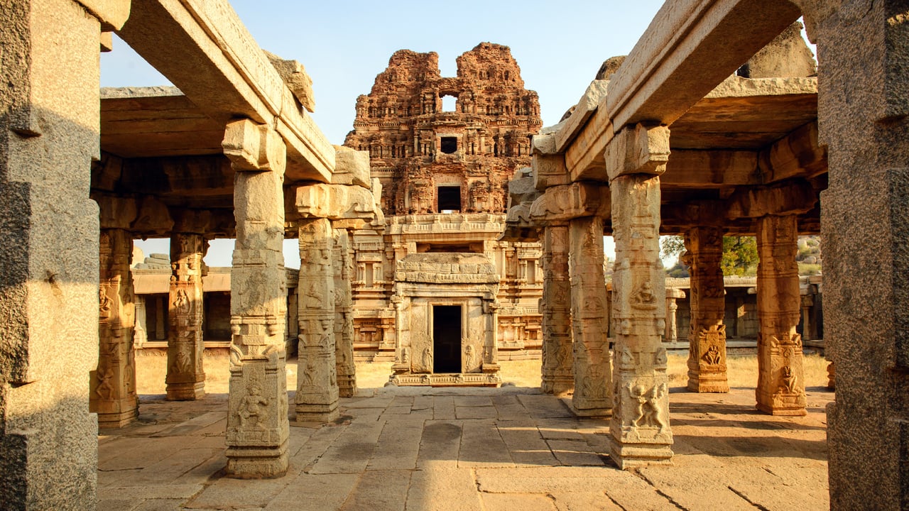 Ancient ruins of Hazara Rama Temple in Hampi, Karnataka (© Dmytro Gilitukha/shutterstock) desktop wallpaper