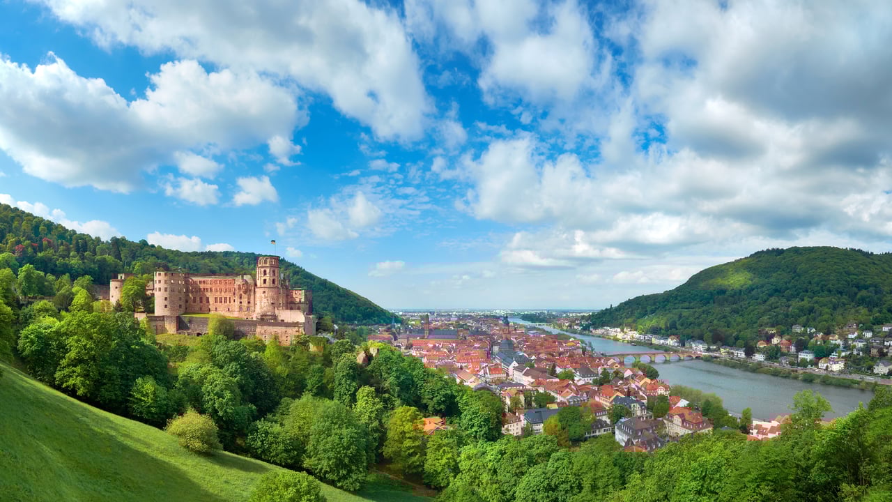 Blick auf Heidelberg und das Heidelberger Schloss im Frühling, Baden-Württemberg (© anyaivanova/Getty Images) desktop wallpaper