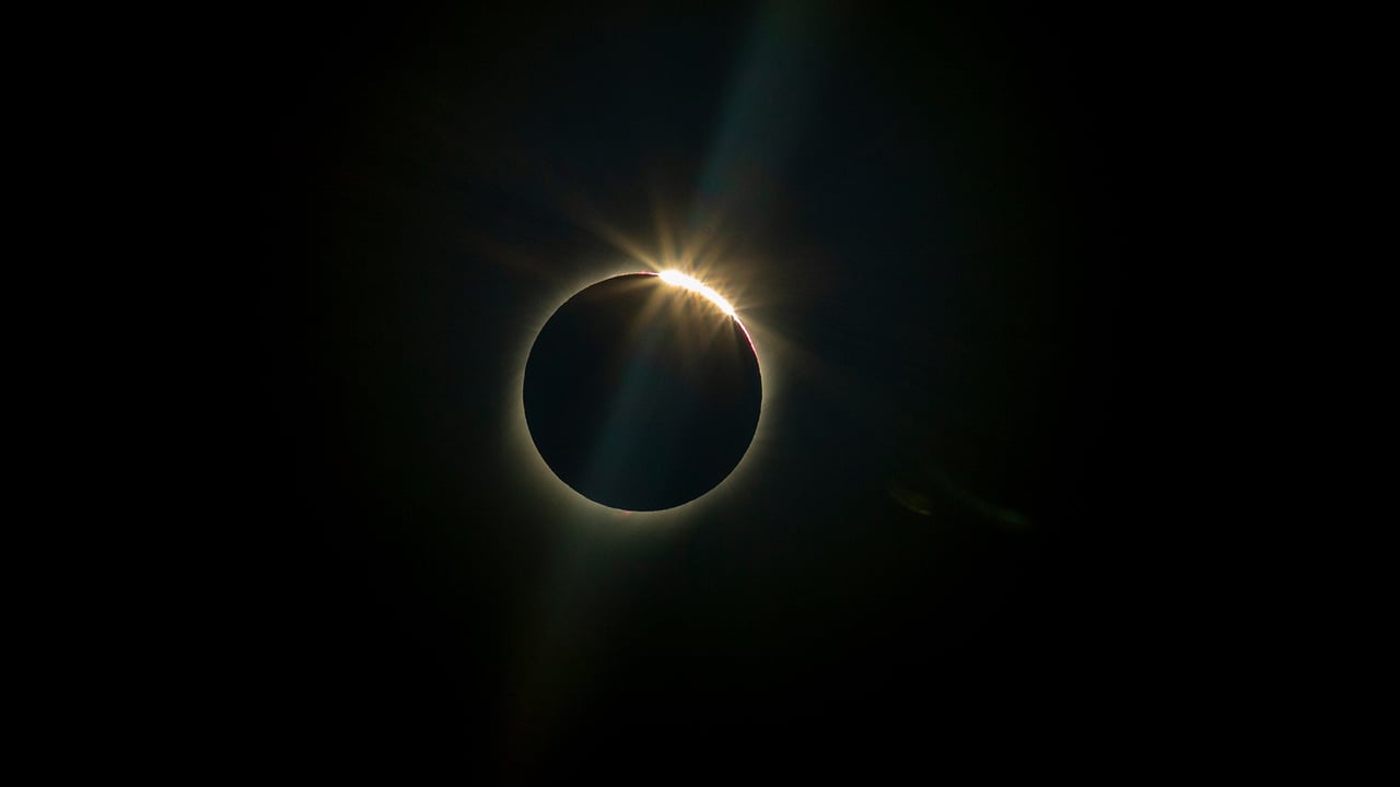 Le soleil caché par la lune lors de l’éclipse totale de La Higuera, Chili, le 2 juillet 2019 (© AP Photo/Esteban Felix) desktop wallpaper