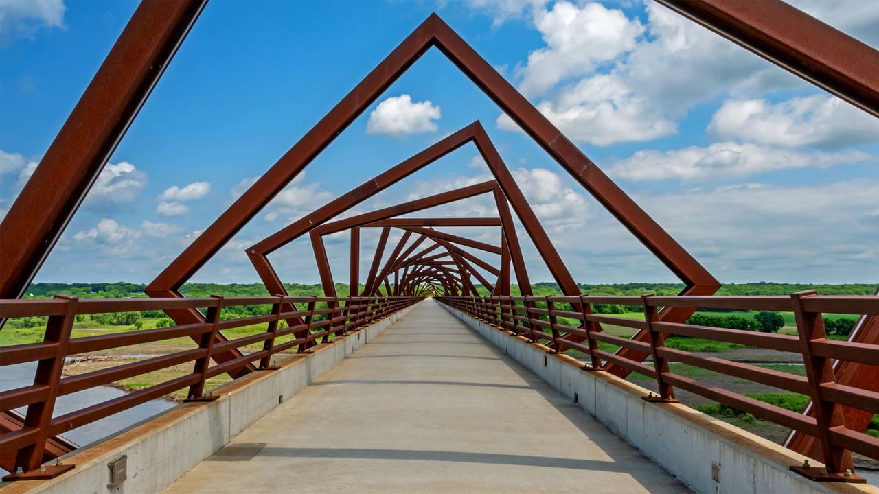 The High Trestle Trail Bridge in Iowa, USA (© Kelly van Dellen/Getty Images Plus) desktop wallpaper