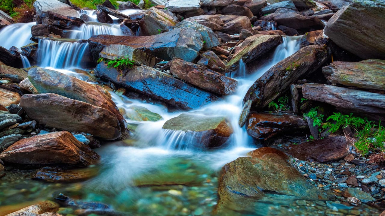 Bhagsu的热带瀑布,印度喜马偕尔邦 (© f9photos/iStock/Getty Images Plus) desktop wallpaper